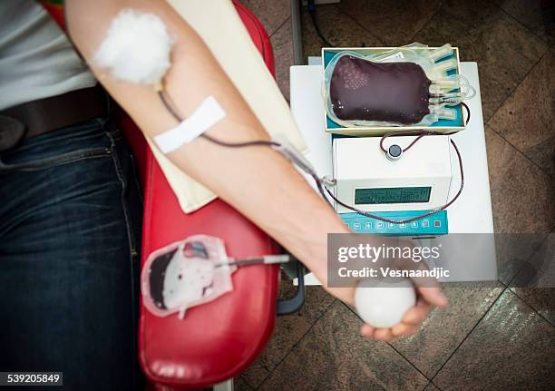 primo piano di uomo mano sulla donazione di sangue - plasma ball foto e immagini stock