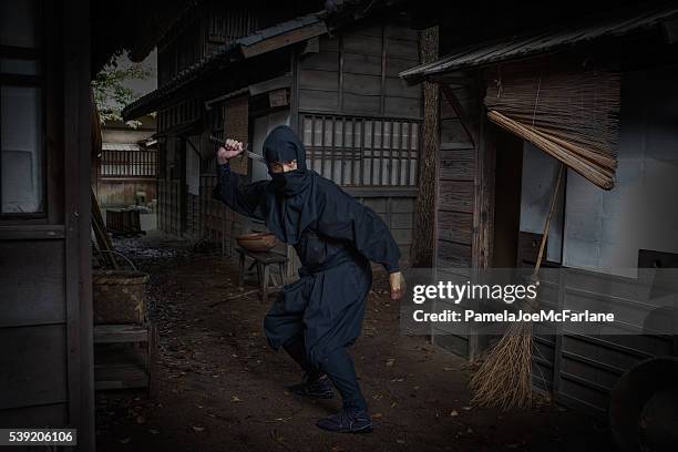 ninja en la oscuridad, cocina japonesa tradicional calle retirándose espada - invisible man fotografías e imágenes de stock