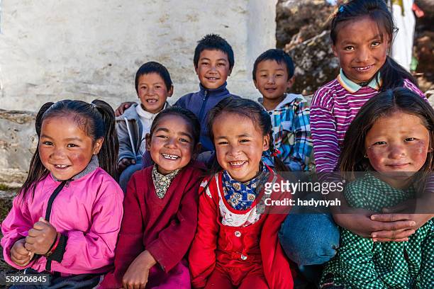 gruppe glücklich kinder in mount everest region mit sherpa-futter - tibet stock-fotos und bilder