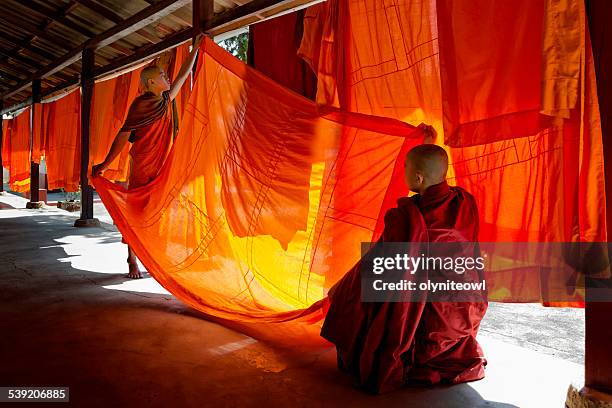 monjes jóvenes amigos batas de baño a seco - ceremonial robe fotografías e imágenes de stock