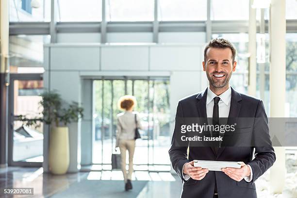 hotel manager com um tablet digital - gerente imagens e fotografias de stock