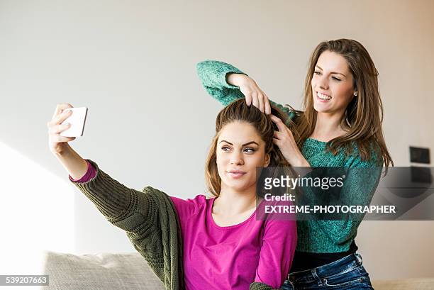 selfie mit frisur - sisters stock-fotos und bilder