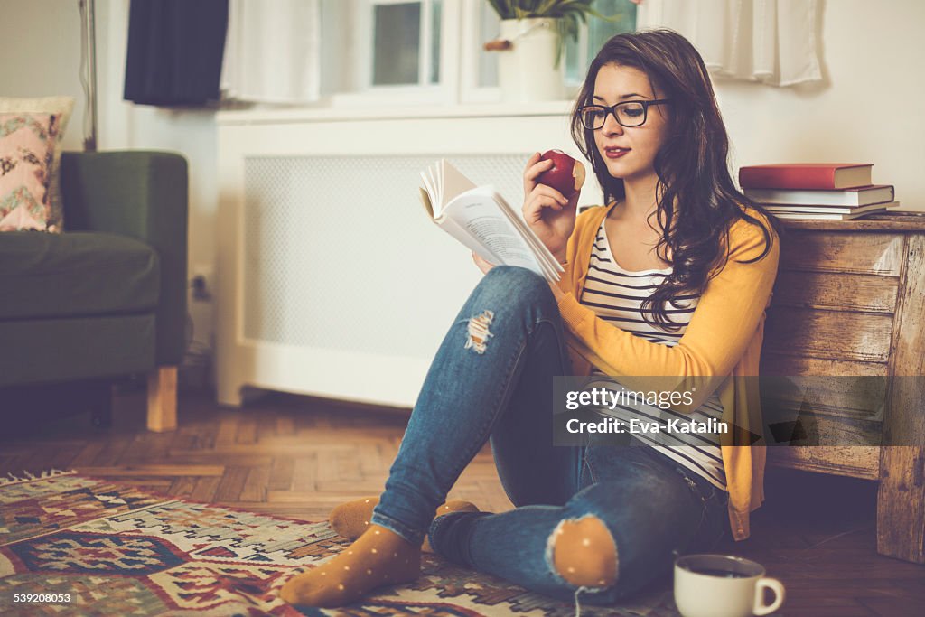 Junge Frau liest ein Buch 