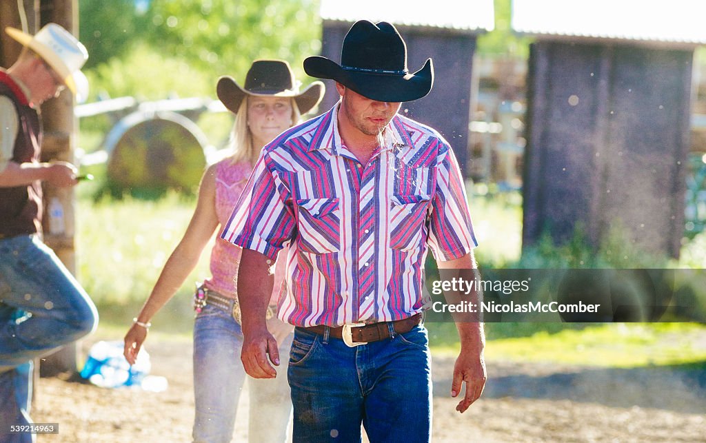 Spucken cowboy am Ende des Tages auf der ranch