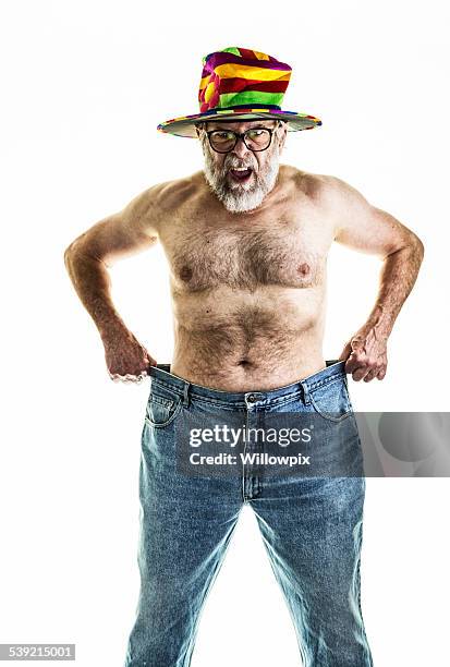 weight loss clown in huge baggy blue jeans - hairy old man 個照片及圖片檔
