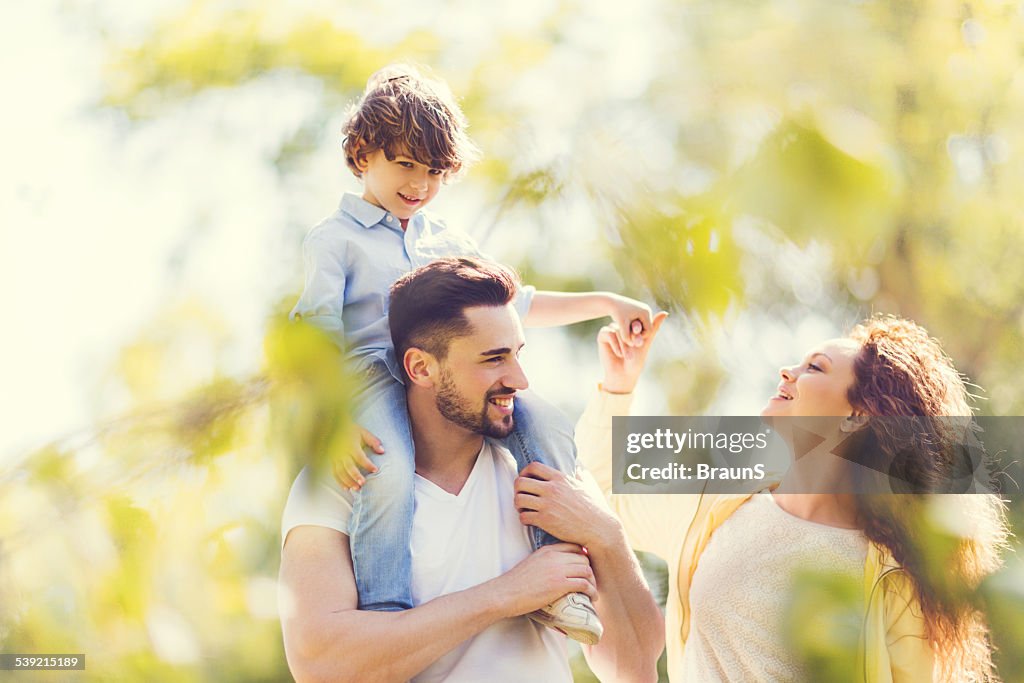 Jovem família diversão ao ar livre.