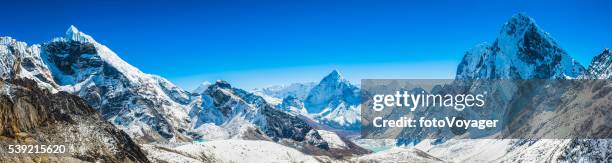 khumbu mountain peaks panorama lobuje ama dablam cholatse himalayas nepal - himalayas stockfoto's en -beelden