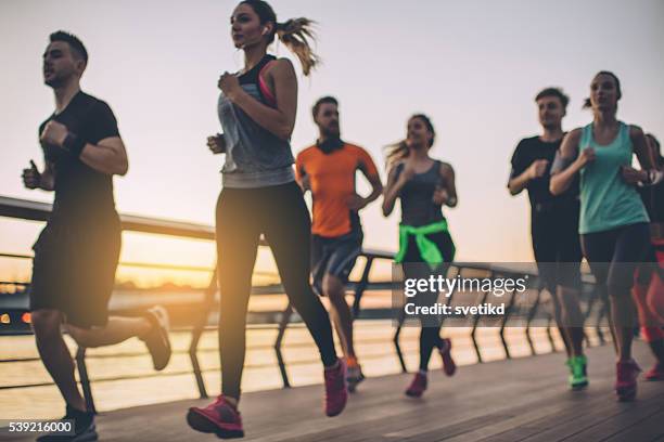 energia é contagiosa. - correr imagens e fotografias de stock