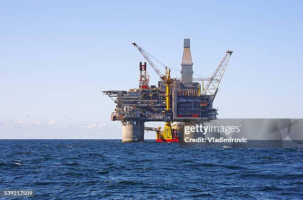 bohrinsel meer - offshore platform stock-fotos und bilder