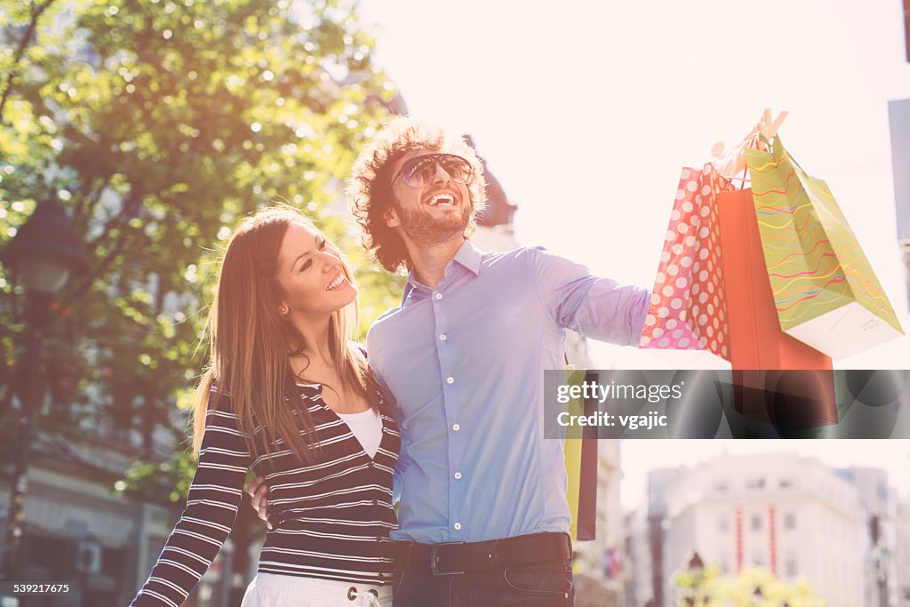 Pareja de compras juntos en una ciudad.