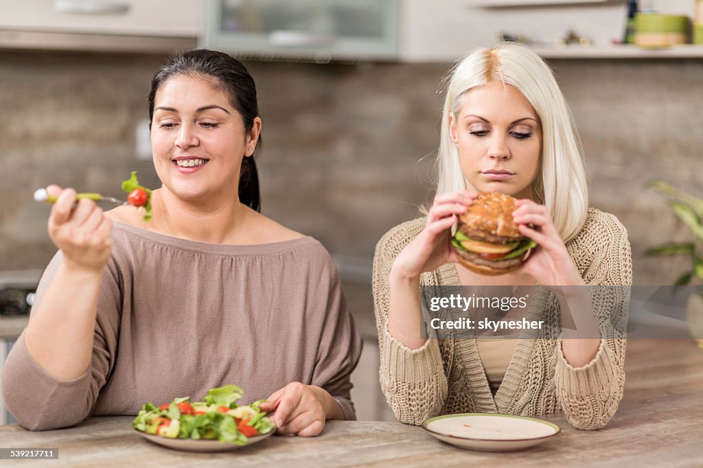 Frauen Essen in der Küche.