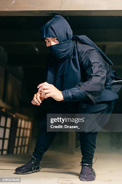 retrato de ninjas na aldeia tradicional japonesa - ninja - fotografias e filmes do acervo