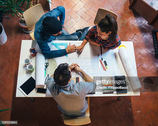 jungen kreativen team arbeiten zusammen, - creative agency stock-fotos und bilder