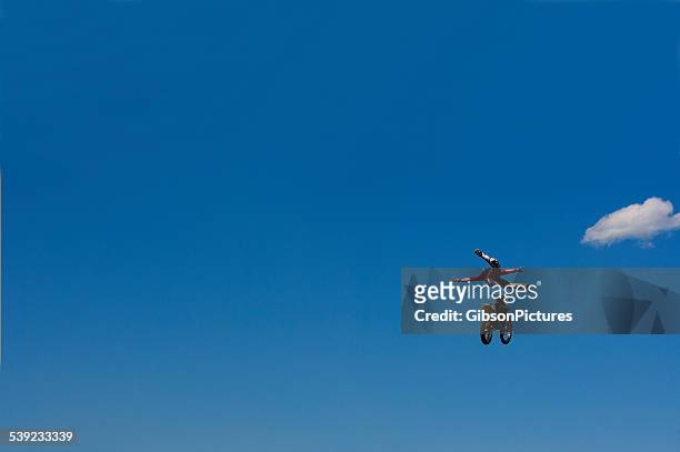 freestyle motocross rider - freestyle motocross stock pictures, royalty-free photos & images