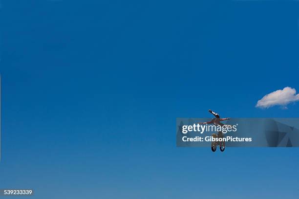 freestyle motocross rider - freestyle motocross stock pictures, royalty-free photos & images