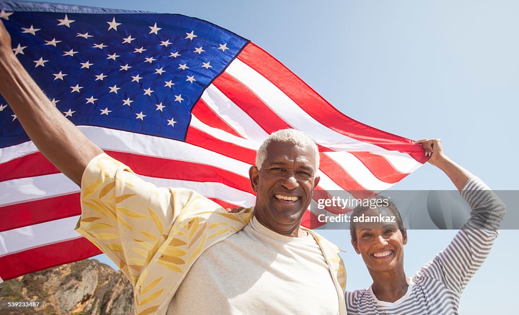 African American altes Paar tragen USA-Flagge