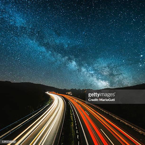 highway bei nacht - licht stock-fotos und bilder