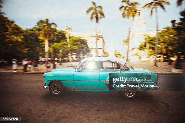 american oldtimer cruises the streets of havana, cuba - old car side view stock pictures, royalty-free photos & images