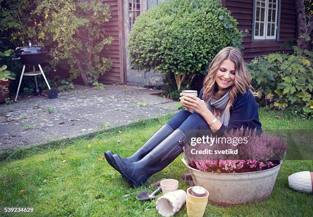 mujer en el jardín. - heather fotografías e imágenes de stock