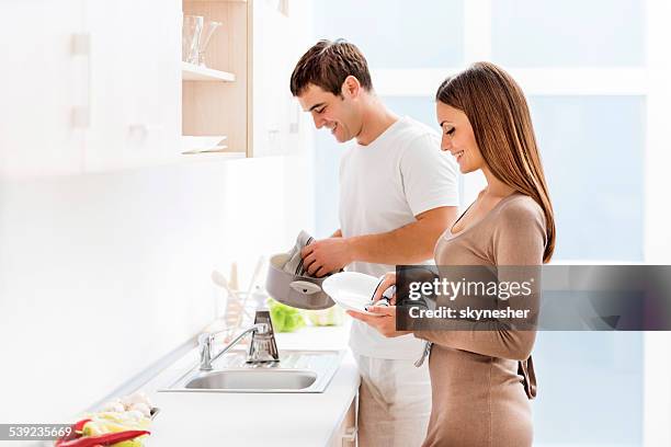 couple washing dishes. - couples showering together 個照片及圖片檔