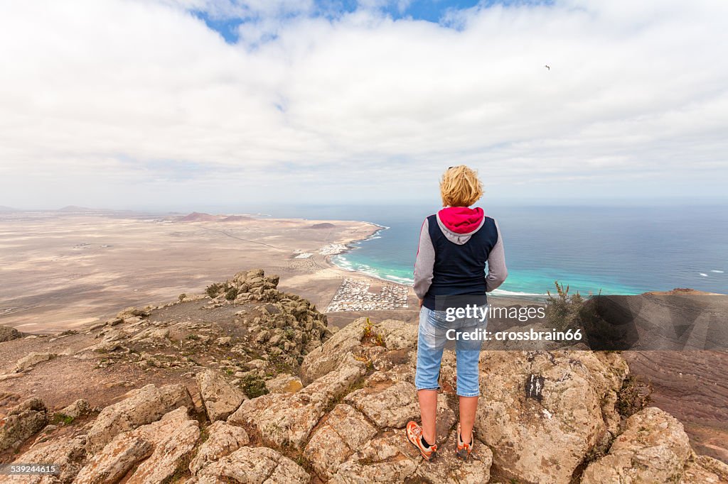 Femme donnant sur l'océan Atlantique