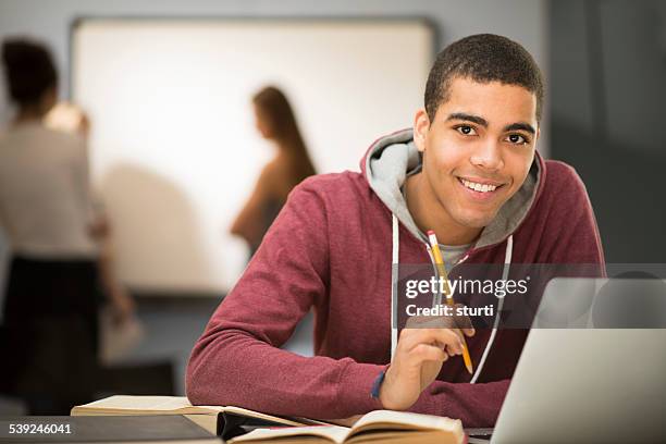 heureux étudiant en classe - black man laptop photos et images de collection