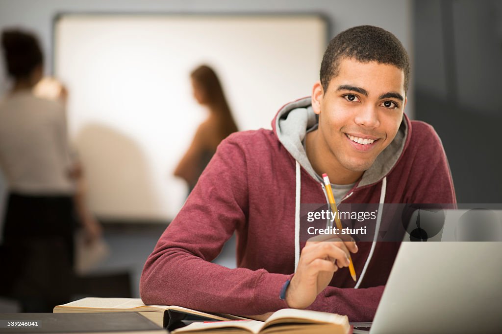 Feliz aluno em sala de aula