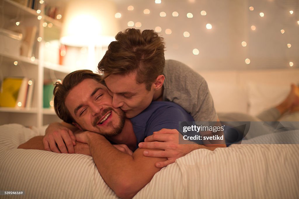 Jeune gay couple dans la chambre à coucher.