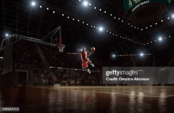 basketball player makes slam dunk - basketball stadium 個照片及圖片檔