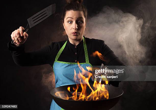 fire cook femme de cuisson au wok - chef flambe photos et images de collection