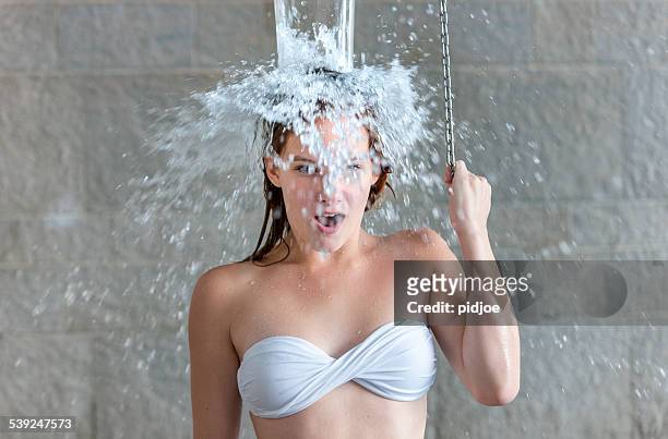adolescente tomando una ducha en el spa de salud con sauna - cold temperature fotografías e imágenes de stock