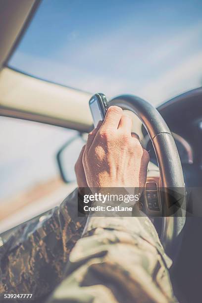 ミリタリー serviceman メールを駆動します。車の安全ます。米国軍人ます。 - camouflaged cat ストックフォトと画像