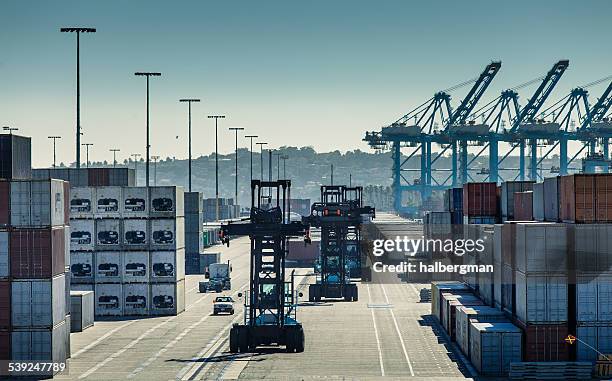 recipiente forklifts em campo - port of los angeles imagens e fotografias de stock