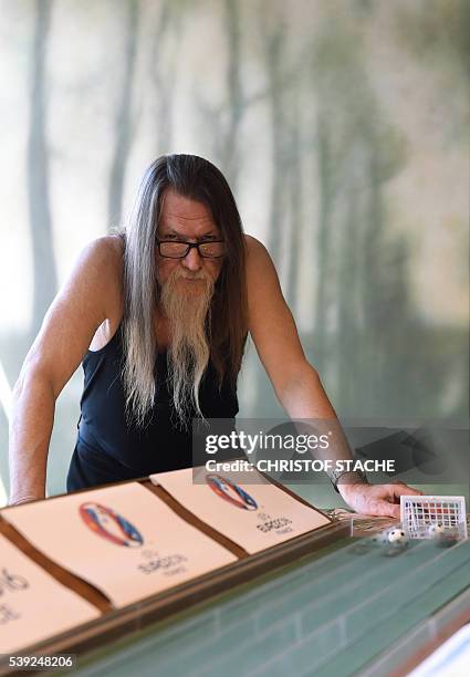 63 Cockroach Races Stock Photos, High-Res Pictures, and Images - Getty ...