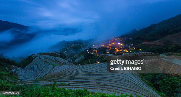 reisfeld bei longsheng, guilin, guangxi, china - longji tetian stock-fotos und bilder