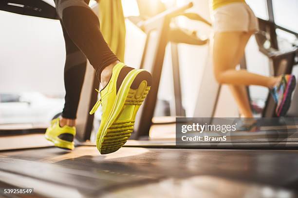 unrecognizable people running on treadmills in a gym. - man exercise shoe stockfoto's en -beelden