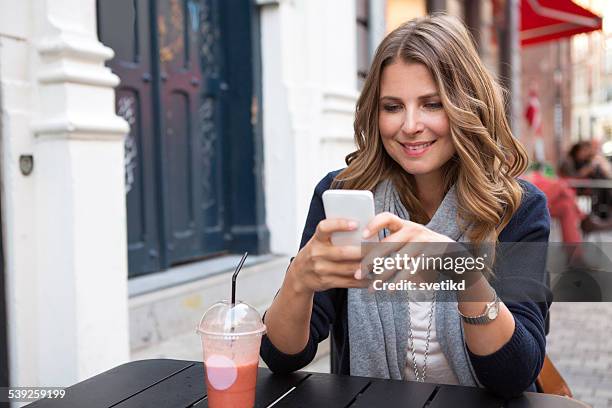 mujer usando teléfono inteligente en la ciudad. - smart city denmark fotografías e imágenes de stock