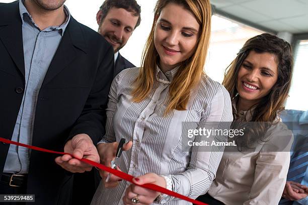 カティングレッドのテープ - ribbon cutting ストックフォトと画像