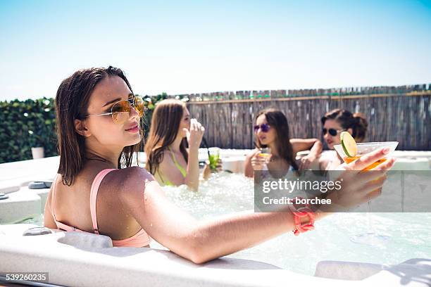 amici che si diverte con vasca idromassaggio jacuzzi - bagno caldo foto e immagini stock