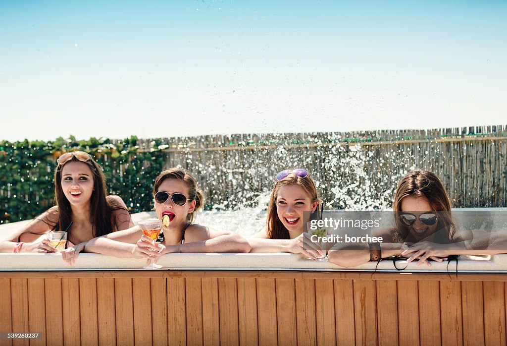 Adolescentes a divertir-se no Jacuzzi