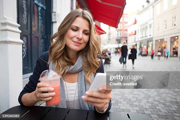 mujer usando teléfono inteligente en la ciudad. - smart city denmark fotografías e imágenes de stock