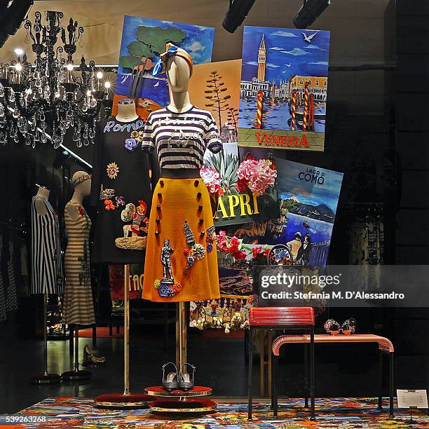 Italian Window Display 8,381 Milan Fashion Window Displays Stock Photos, High-Res Pictures ...