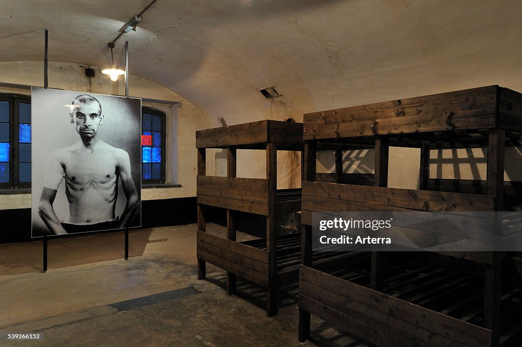 Picture of prisoner and bunk beds in barrack room at the Fort Breendonk