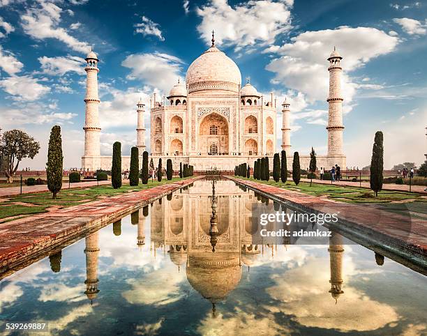 taj mahal bei sonnenaufgang - agra stock-fotos und bilder