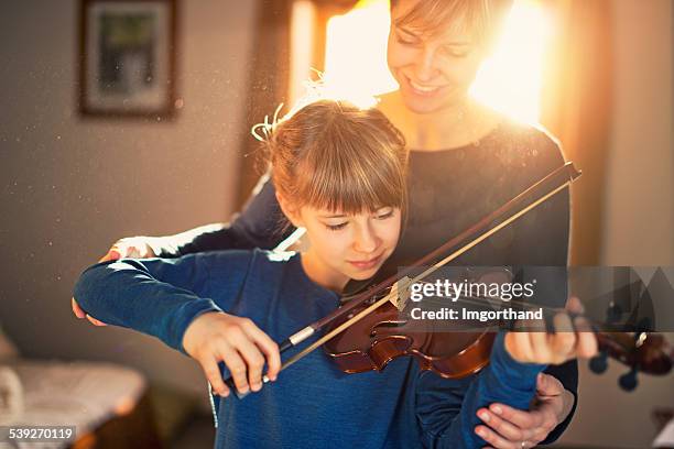 mutter und tochter violine-lektion - violine stock-fotos und bilder