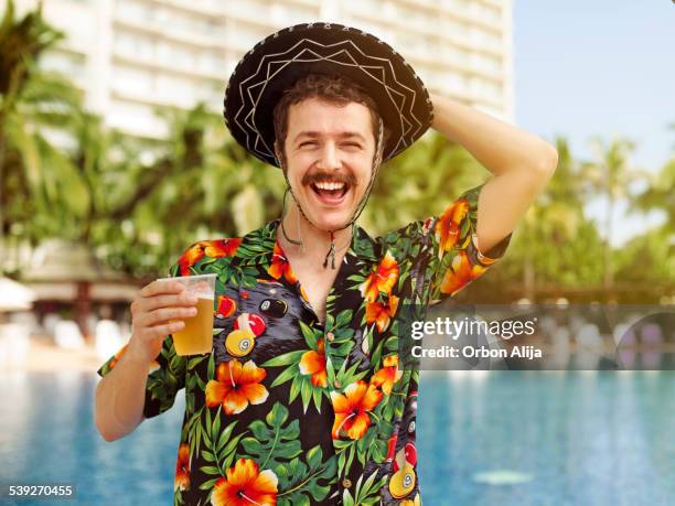 turista beber cerveja - hawaiian shirt imagens e fotografias de stock