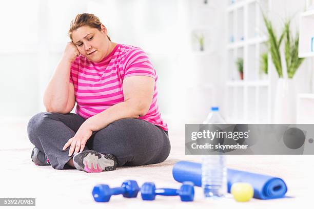 também pressionado para a prática. - mulher gorda - fotografias e filmes do acervo