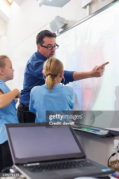 schüler lernen über die herzen in class - interaktives whiteboard stock-fotos und bilder