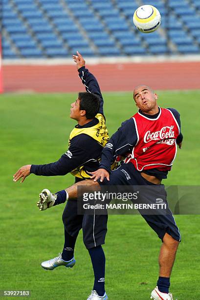 Jorge Acuna y Cristian Alvares participan de una practica del seleccionado de Chile en Santiago el 1 de septiembre de 2005. Chile enfrentara el...