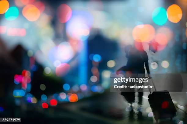 Passagiere in der Stadt bei Nacht Hintergrund